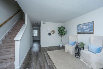 Building Photo - 2 Bedroom 1.5 Bath Townhouse in Briarwood - Summerville