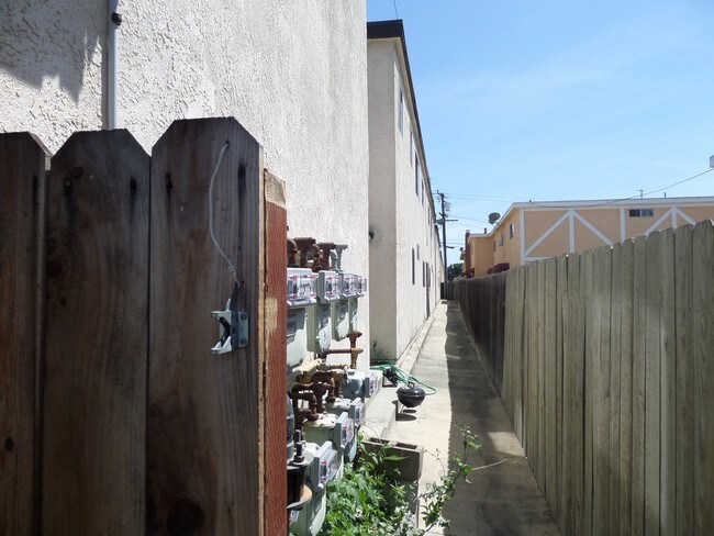 side yard - 7916 Stark Dr