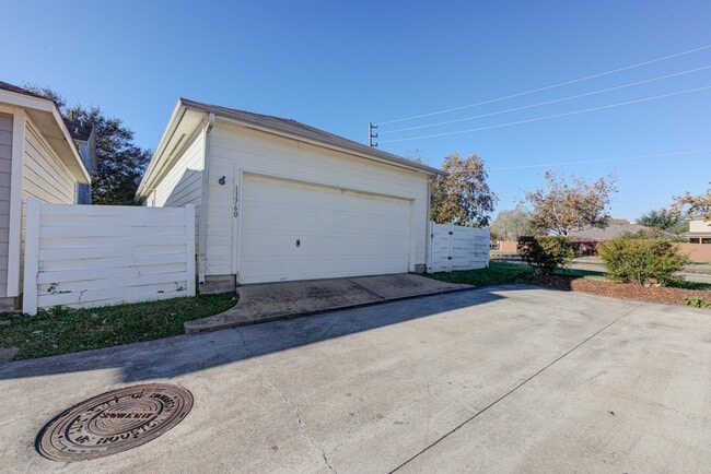 Building Photo - 11760 Jelicoe Dr