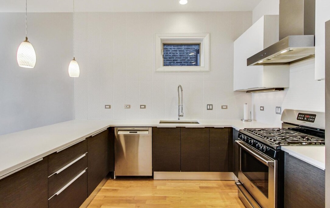 Building Photo - 2424 W Chicago Ave