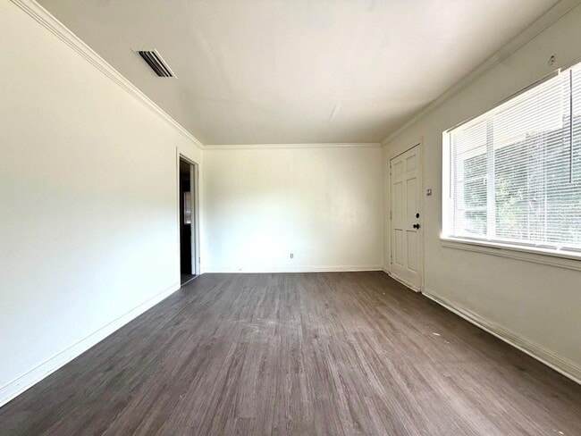 Building Photo - 700 Lilac Ave