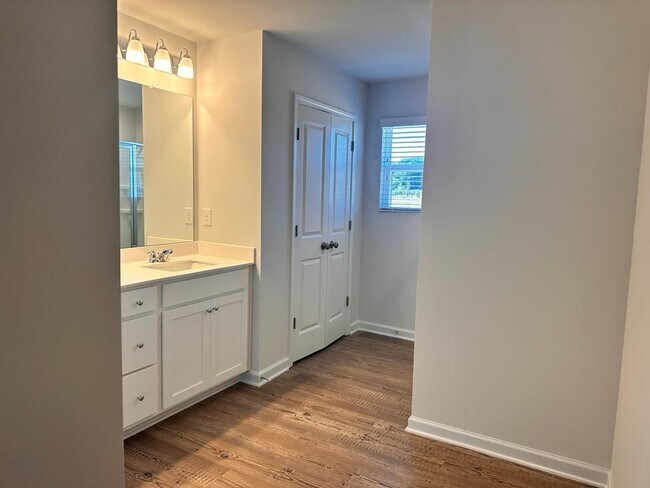 Building Photo - 121 Founders Dr