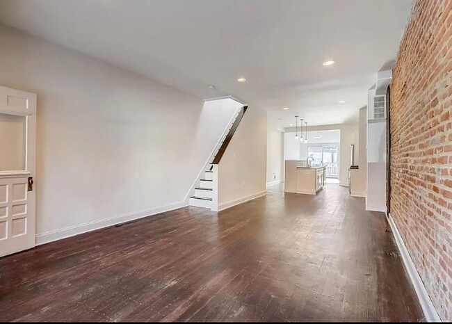 Building Photo - Bright 3-Bed, 2.5-Bath Gem Next to Patters...