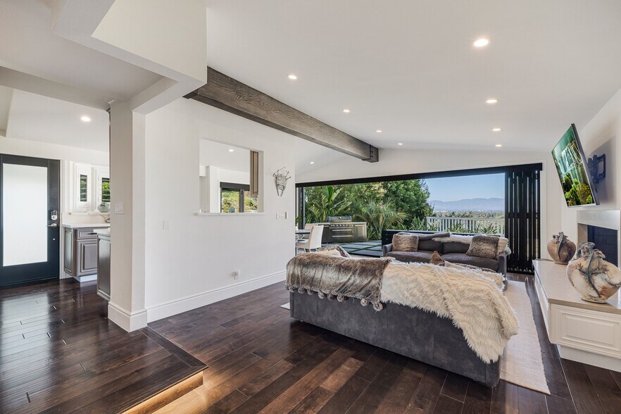 Building Photo - 16725 Oak View Dr