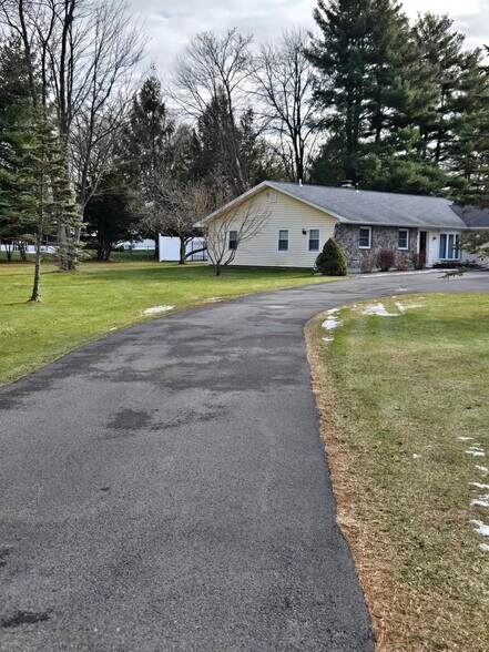 Building Photo - 7 Bedford Dr