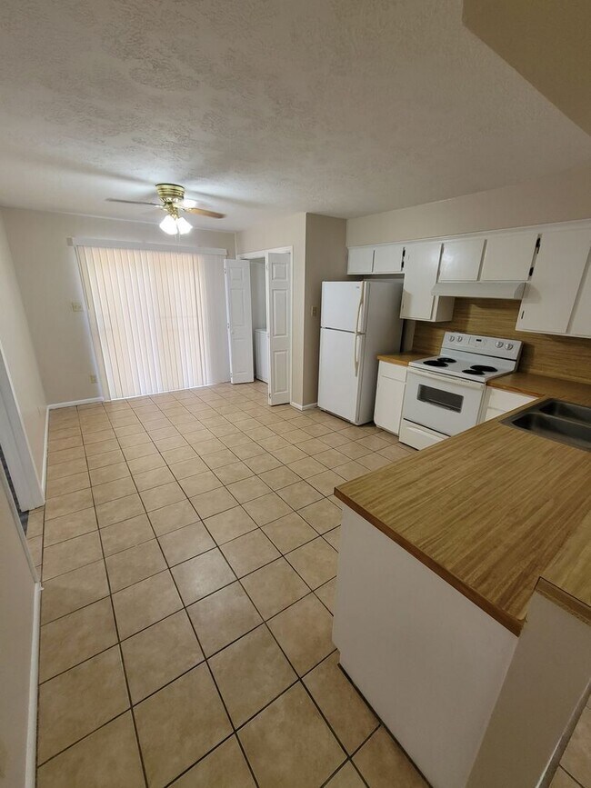 Building Photo - College Station - 2 -Bedroom - 1.5 baths 4- plex downstairs unit.