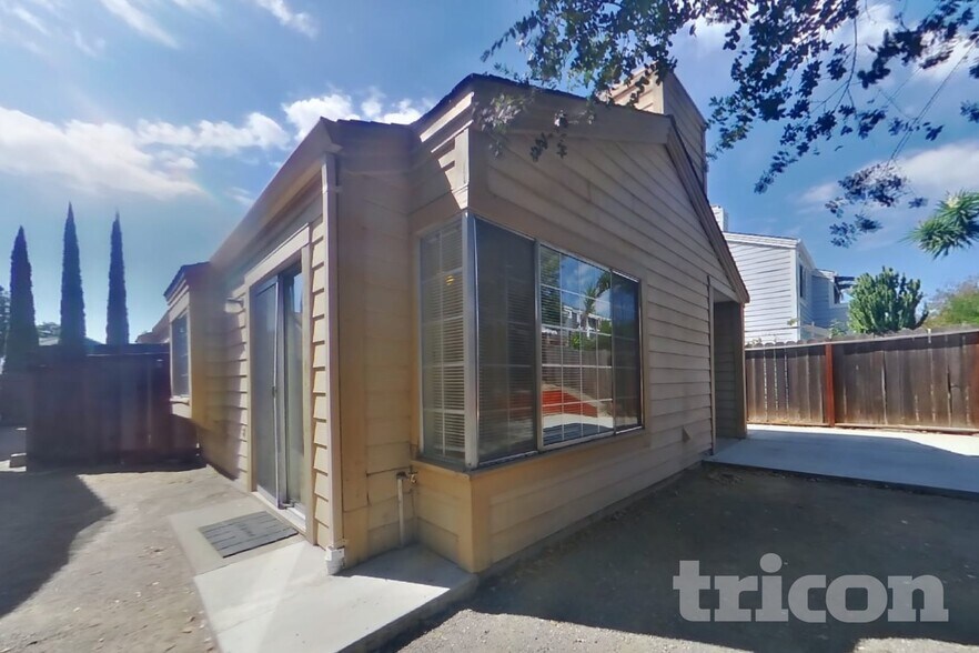 Building Photo - 3613 Bellflower Dr