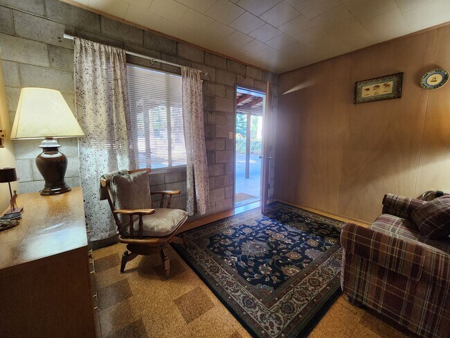 Building Photo - SKI LEASE: Close to Bus Line, Full Kitchen...