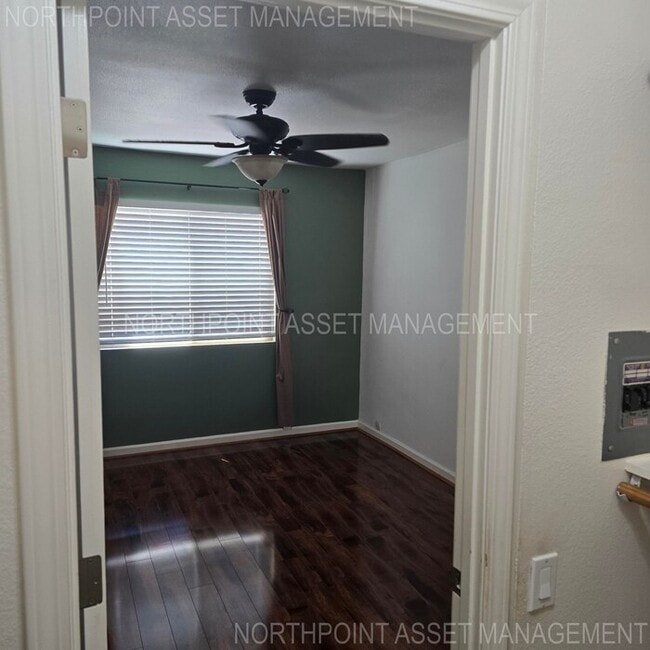 Building Photo - Welcome to this charming 1-bedroom, 1-bath...