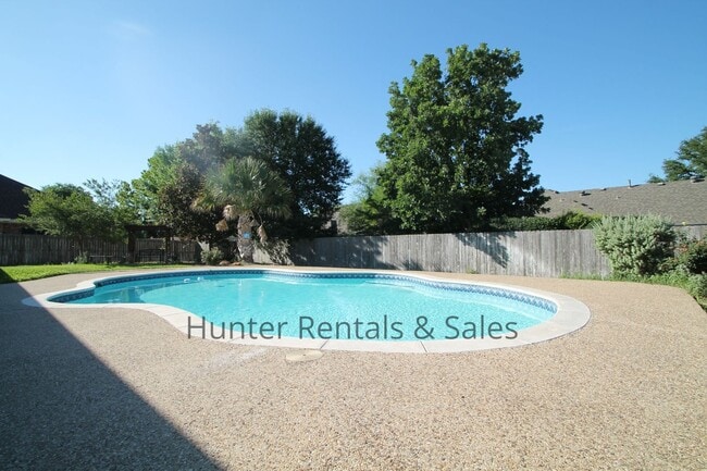Building Photo - Country Trails Gem with a Pool Made for Te...