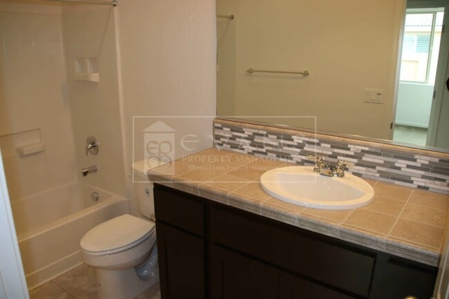 Building Photo - Beautiful Home for rent in Visalia, Ca