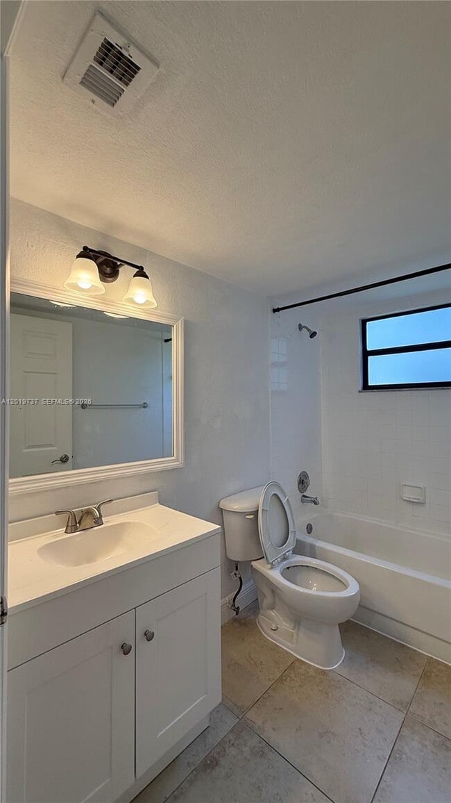 Building Photo - 1524 Lake Crystal Dr