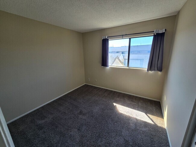 Building Photo - Fantastic 4 Bed, 3 Bath condo!