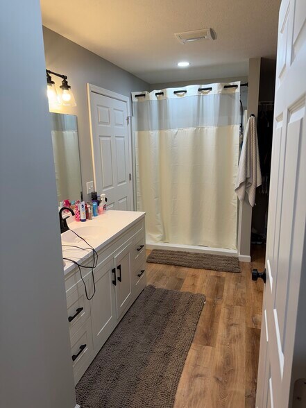 Bathroom - 184 School St