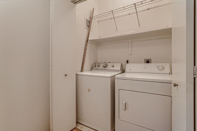 Building Photo - 1 Bedroom Condo in Green Valley on Ramsgate