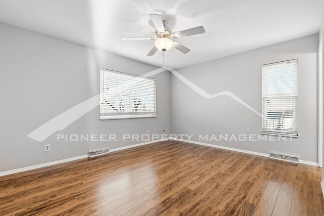 Building Photo - Spacious Home with 2 Car Garage and Centra...