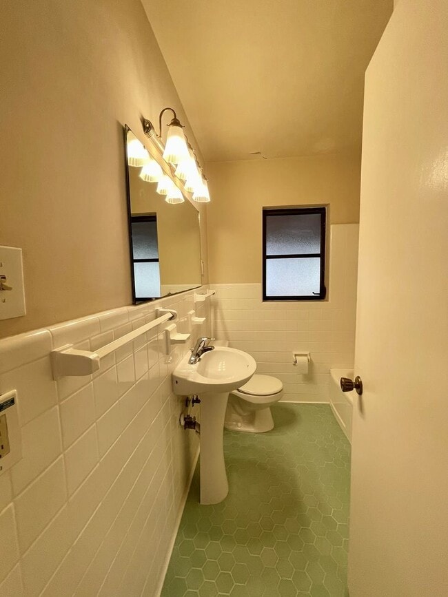 Building Photo - Cute 2/1.5 Quaint Bungalow with Single Garage in Winter Park right off Lee Road!