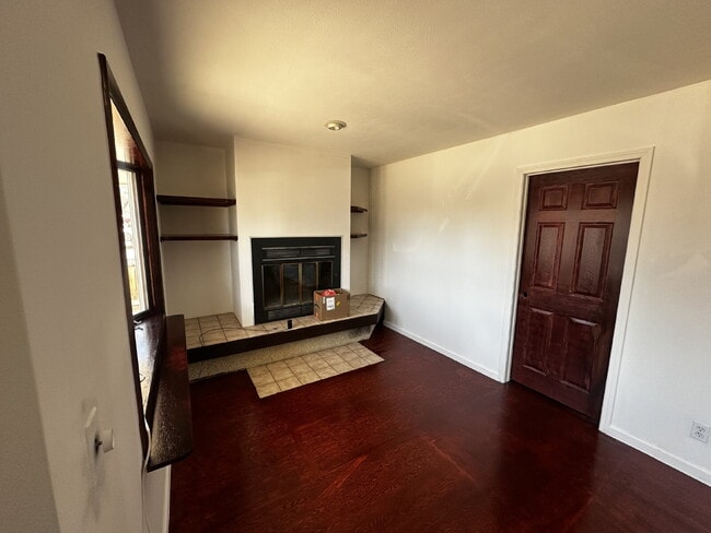Building Photo - Available Immediately!  Spacious 6-Bedroom Retreat with 2 Full Baths in Charming Denver Locale!