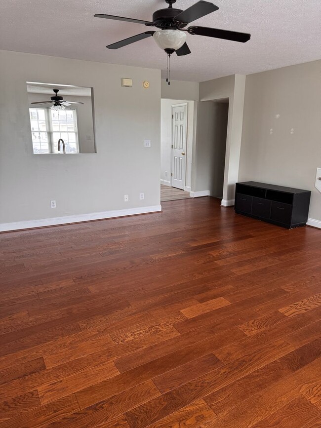 Building Photo - 3 Bedroom || 2 Full Bathroom & 2 Half Bath...