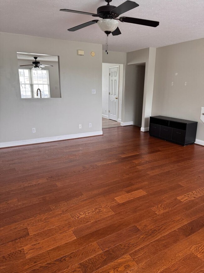 Building Photo - 3 Bedroom || 2 Full Bathroom & 2 Half Bathroom Townhome
