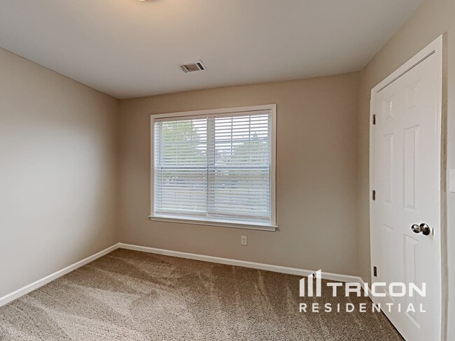 Building Photo - 2752 Lakeside Dr SW