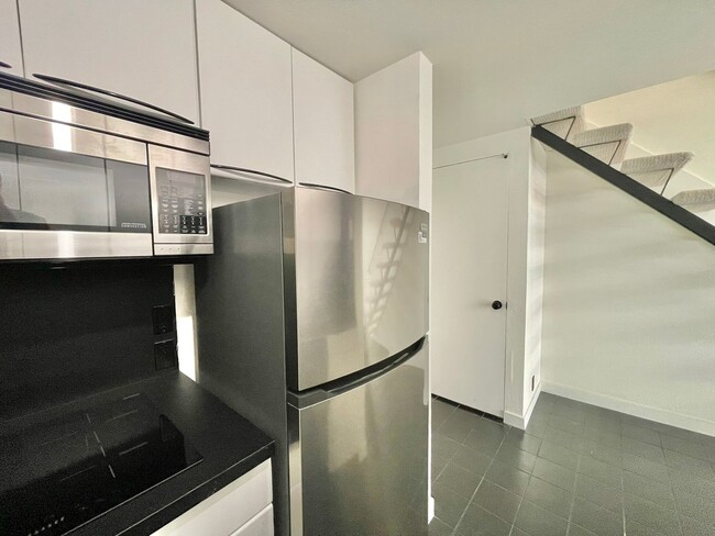 Building Photo - Beautiful Mid Century Modern Condo in Tali...