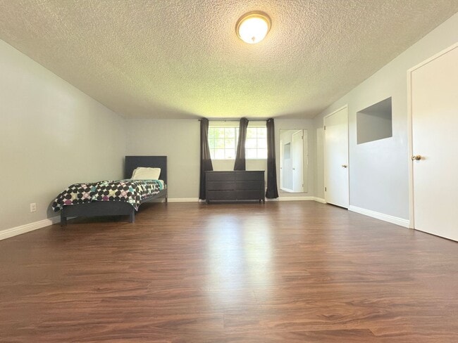 Building Photo - 4-Bedroom Home with Expansive Backyard in ...