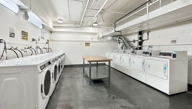 Building Photo - Large 1 bed 1 bath Nestled in Grand Lake Neighborhood