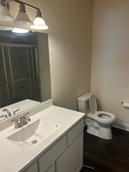 Building Photo - 1033 W Bridge St