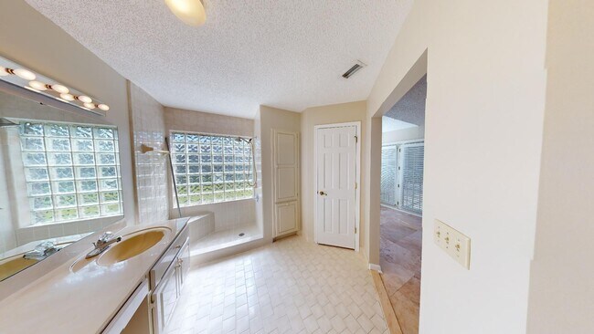 Building Photo - Beautiful 3 bedroom, 2 bathroom, house .