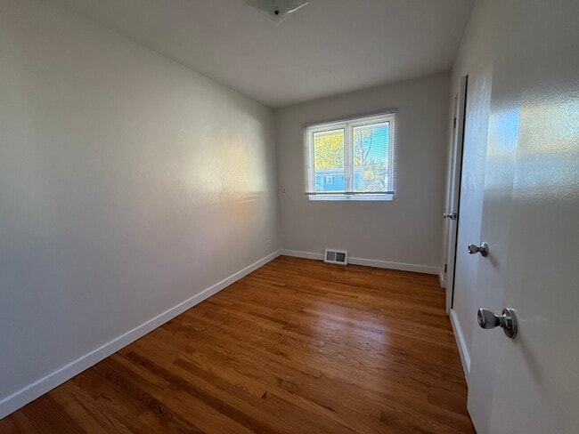 Building Photo - 1344 Pyle Ave