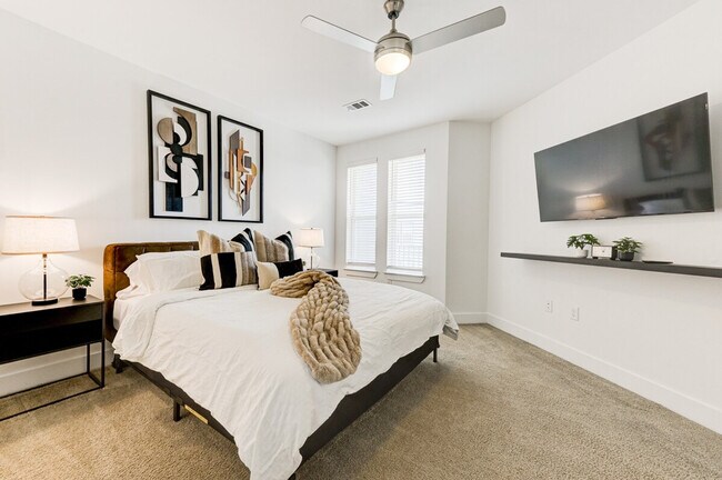 Building Photo - 975 Memorial Dr SE