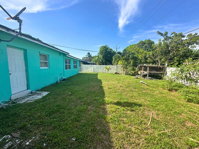 Building Photo - A charming home features 3 spacious bedroo...
