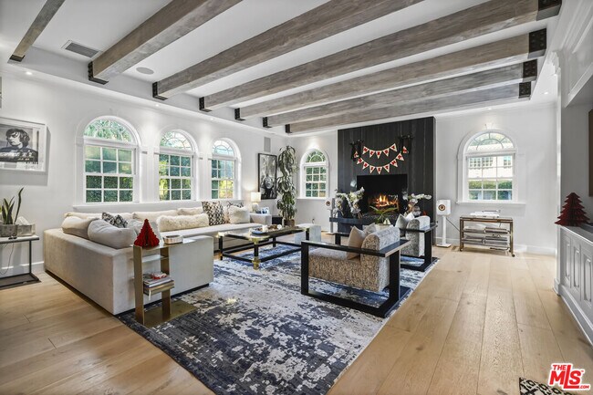 Building Photo - 23255 Mariposa De Oro St