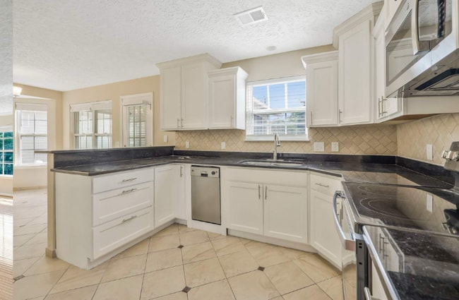 Building Photo - 2937 Riverbend Dr