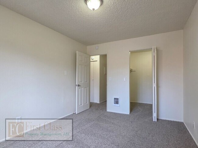 Building Photo - 17150 SW Heritage Ct