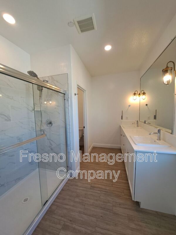 Building Photo - 911 Blue Oak Lane W