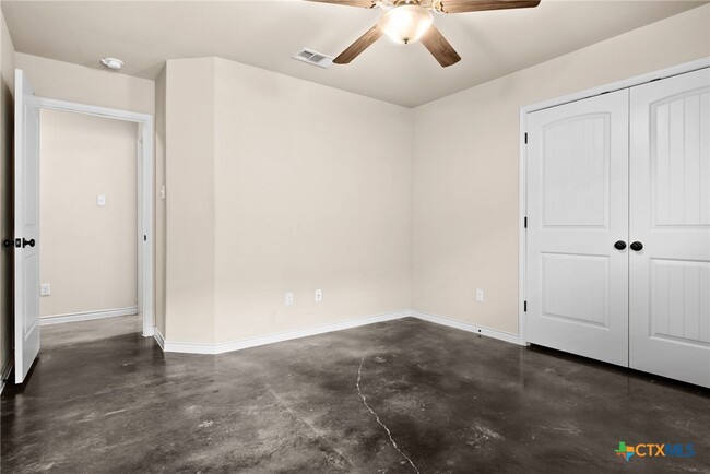 Building Photo - 5405 Fiesta Oak Dr