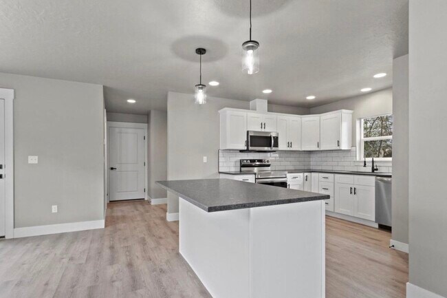 Building Photo - 465 S 3rd E St