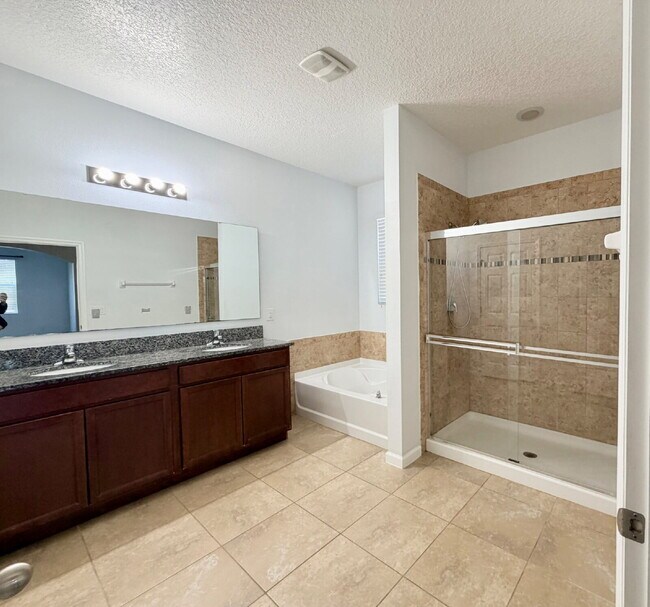 Building Photo - Stunning and spacious 5 bed, 2/5 bath in gated community in Melbourne