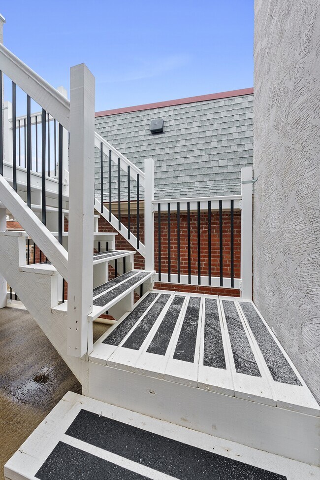 Building Photo - 127 E 8th Ave