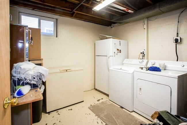 Building Photo - $3,000 - 4 bed / 2 bath Centrally Located Single Family Home in Missoula