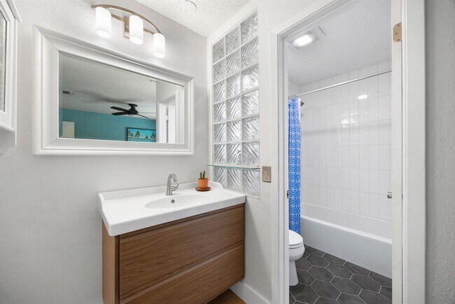 Building Photo - 5206 Suburban Dr