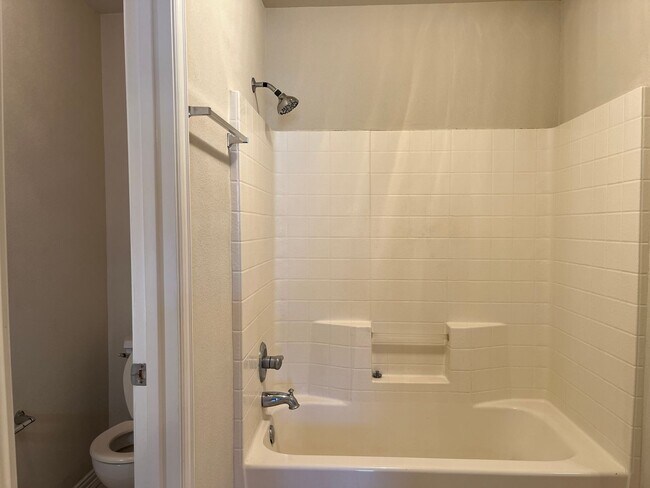 Building Photo - 3 bedroom/2 bath duplex in Midway ISD