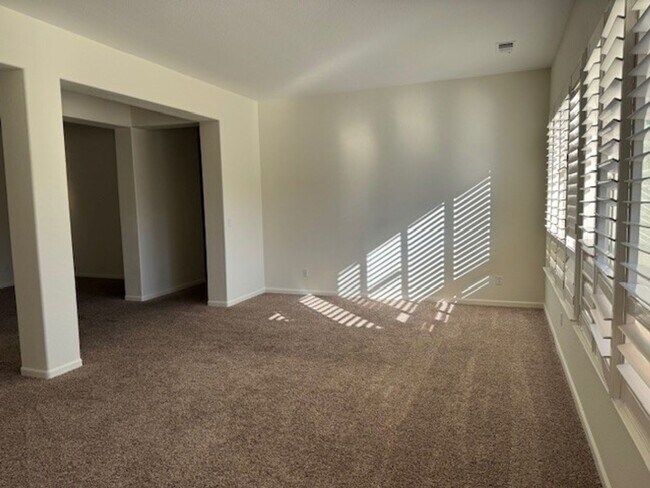 Building Photo - Three Bedroom near Dayton Golf Course