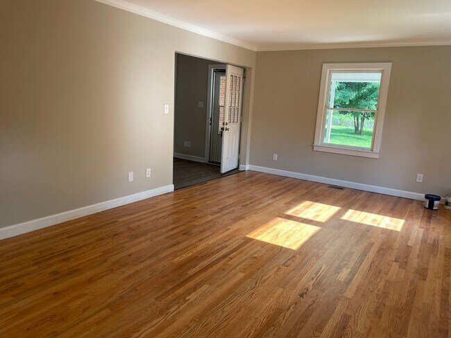 Building Photo - 204 Brushwood Rd