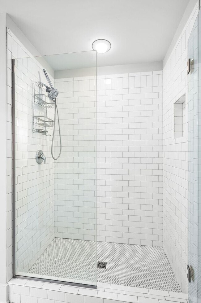 Building Photo - Awesome 3BR/3.5BA Craftsman Cottage in Che...