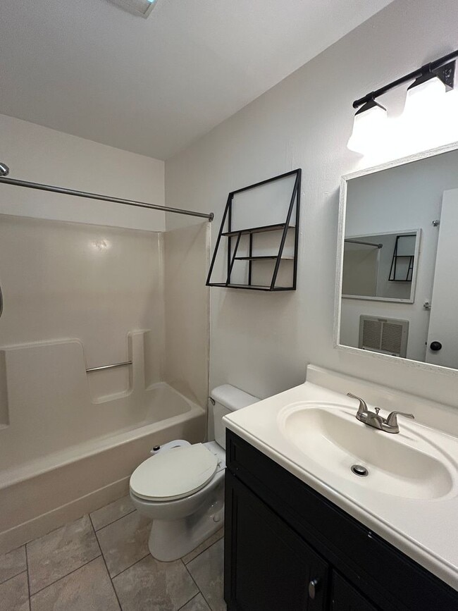 Building Photo - Cute Studio, Big Porch, Great Location!