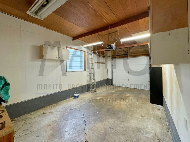 Building Photo - Stunning & Spacious South Hill Home