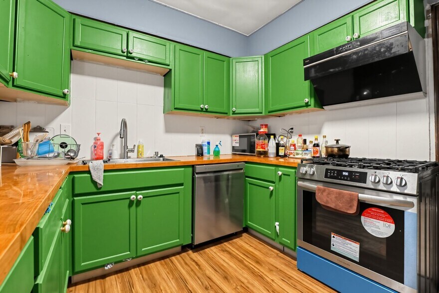 Building Photo - 884 Beaconsfield Ave